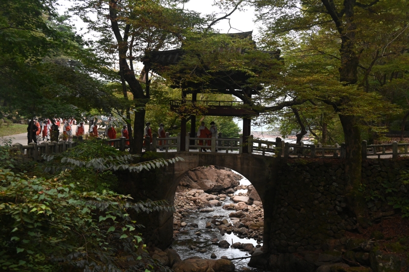 천은사를 참배하는 순례대중 (1)